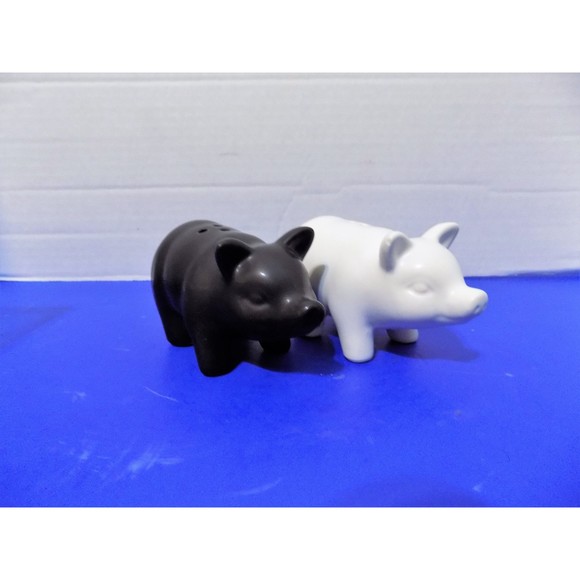 NEW Pigs Piggy Salt & Pepper Shakers Animal Farmhouse Decor - Picture 1 of 5
